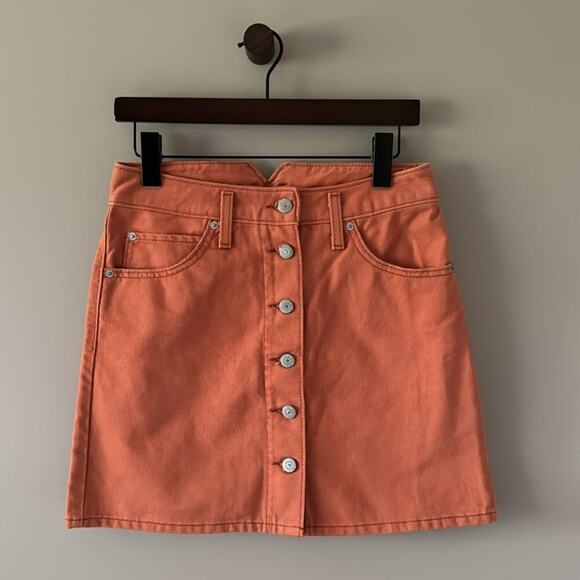 EUC LEVI’S NOTCH A-LINE BUTTON-FRONT DENIM SKIRT AUTUMN LEAF ORANGE SIZE 27 - Picture 1 of 5